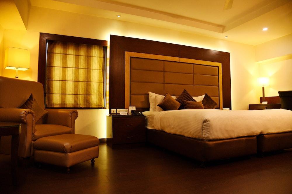 Hotel Royal Cliff Κανπούρ Εξωτερικό φωτογραφία